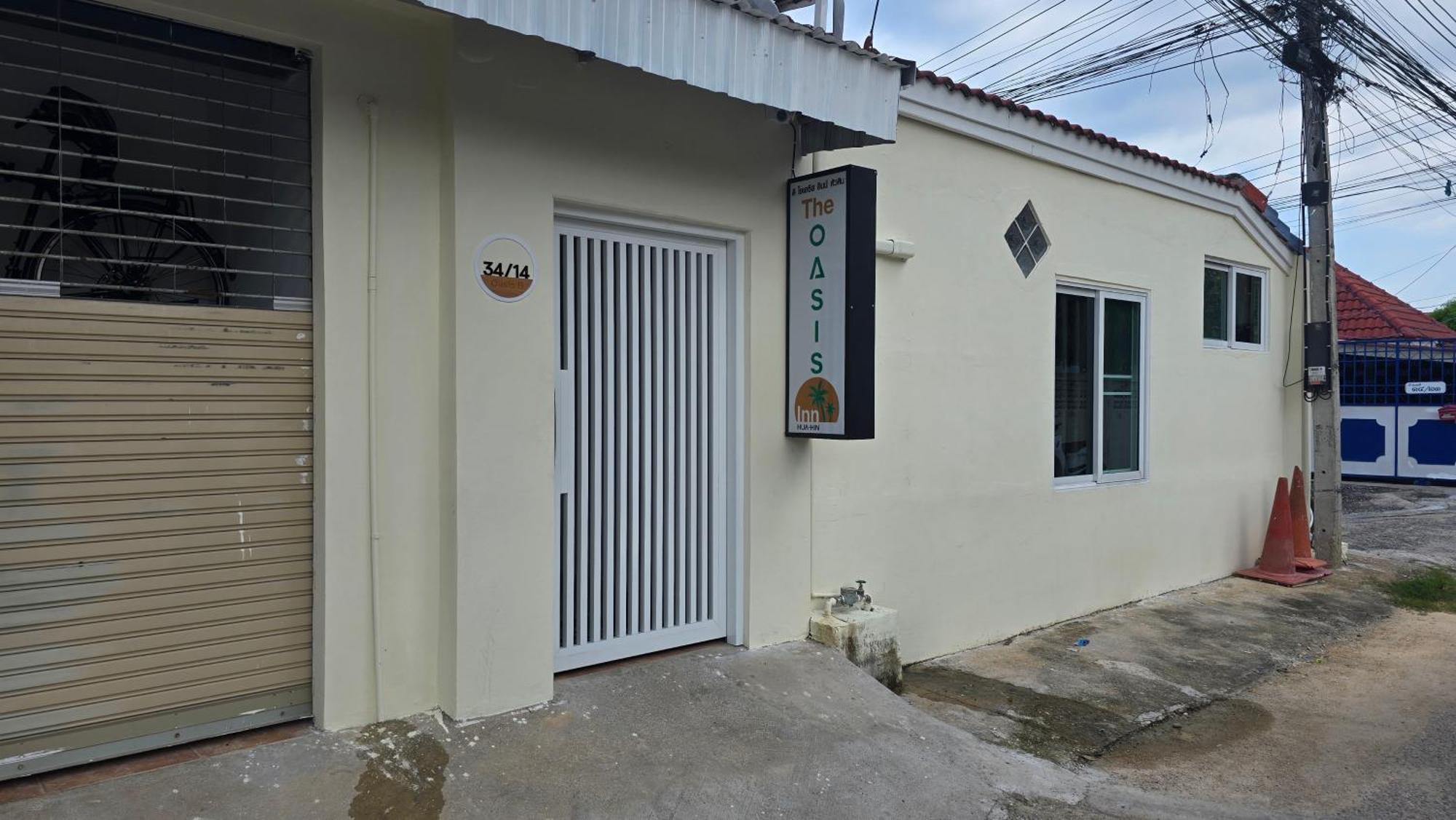 The Oasis Inn HHQ Exterior foto